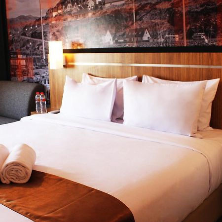 Bliss Soetta Hotel Semarang Eksteriør billede