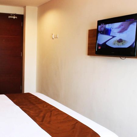 Bliss Soetta Hotel Semarang Eksteriør billede